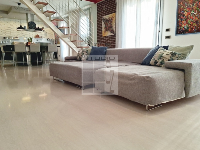 IN CENTRO A LOREGGIA, proponiamo in vendita introvabile appartamento sviluppato su due livelli!
L...