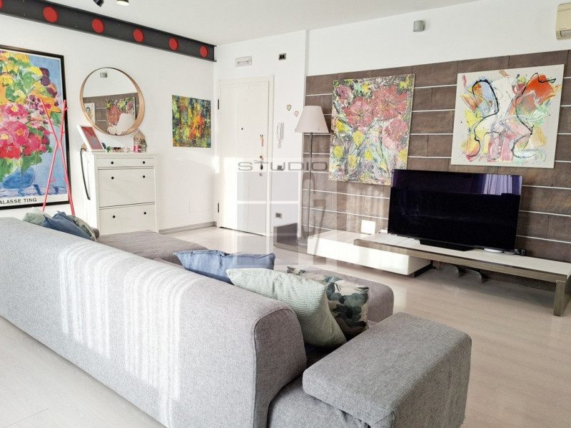 IN CENTRO A LOREGGIA, proponiamo in vendita introvabile appartamento sviluppato su due livelli!
L...