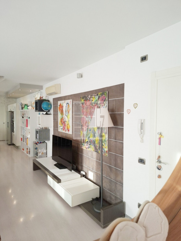 IN CENTRO A LOREGGIA, proponiamo in vendita introvabile appartamento sviluppato su due livelli!
L...