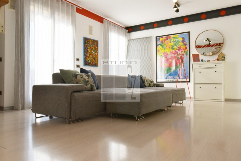 IN CENTRO A LOREGGIA, proponiamo in vendita introvabile appartamento sviluppato su due livelli!
L...