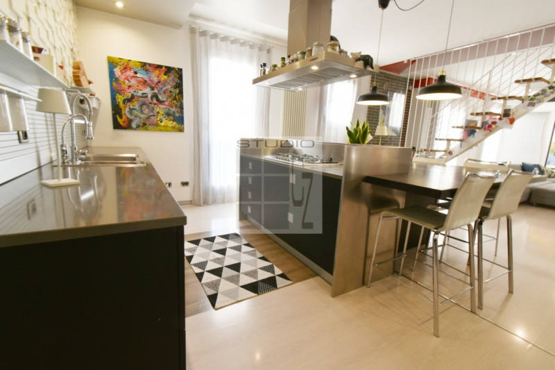 IN CENTRO A LOREGGIA, proponiamo in vendita introvabile appartamento sviluppato su due livelli!
L...