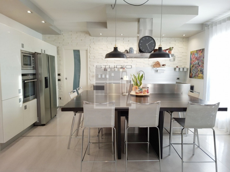 IN CENTRO A LOREGGIA, proponiamo in vendita introvabile appartamento sviluppato su due livelli!
L...