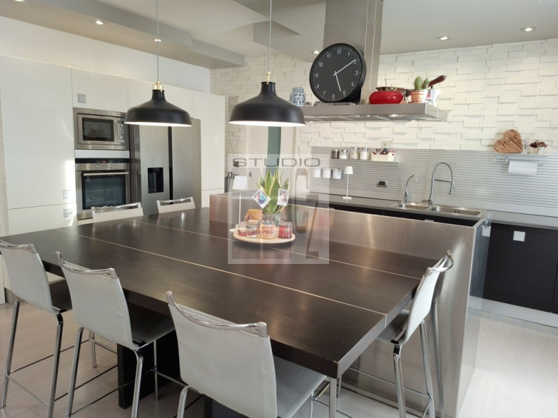 IN CENTRO A LOREGGIA, proponiamo in vendita introvabile appartamento sviluppato su due livelli!
L...