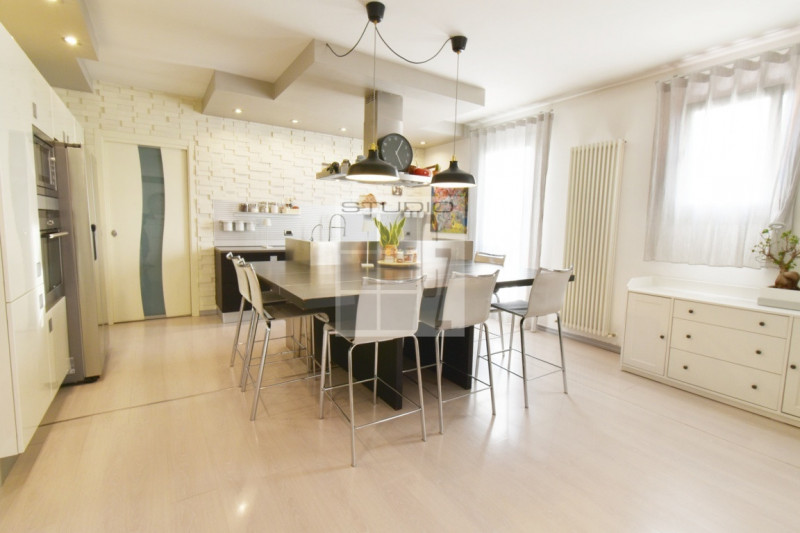 IN CENTRO A LOREGGIA, proponiamo in vendita introvabile appartamento sviluppato su due livelli!
L...