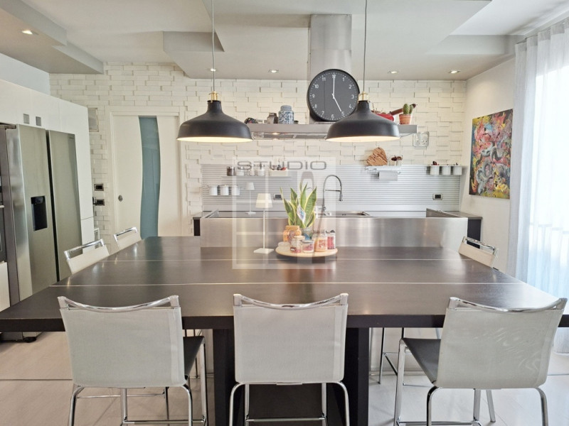 IN CENTRO A LOREGGIA, proponiamo in vendita introvabile appartamento sviluppato su due livelli!
L...