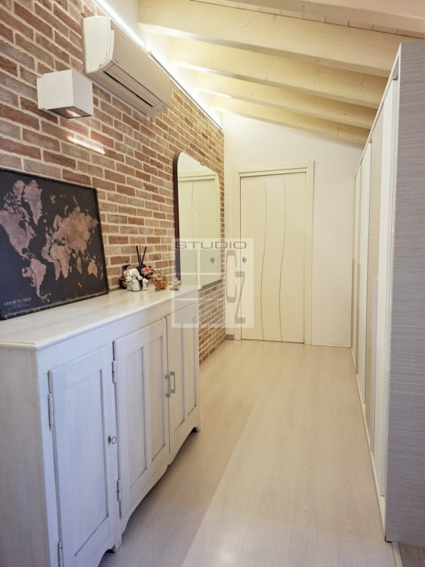 IN CENTRO A LOREGGIA, proponiamo in vendita introvabile appartamento sviluppato su due livelli!
L...