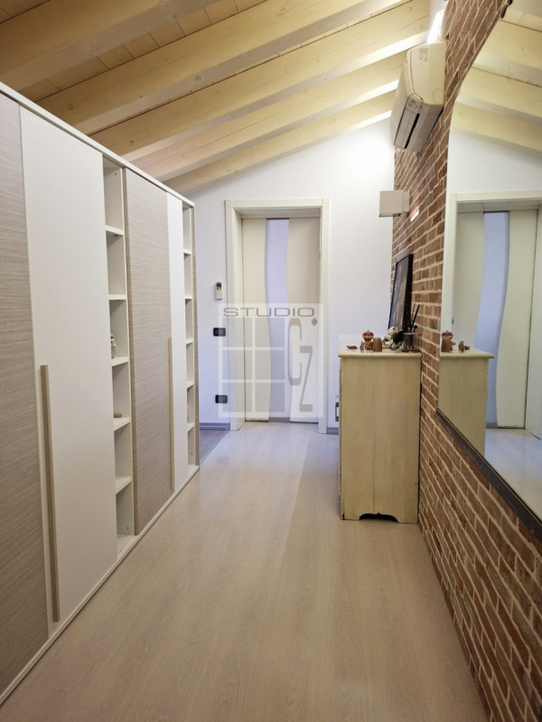 IN CENTRO A LOREGGIA, proponiamo in vendita introvabile appartamento sviluppato su due livelli!
L...