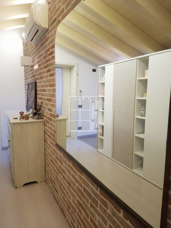 IN CENTRO A LOREGGIA, proponiamo in vendita introvabile appartamento sviluppato su due livelli!
L...