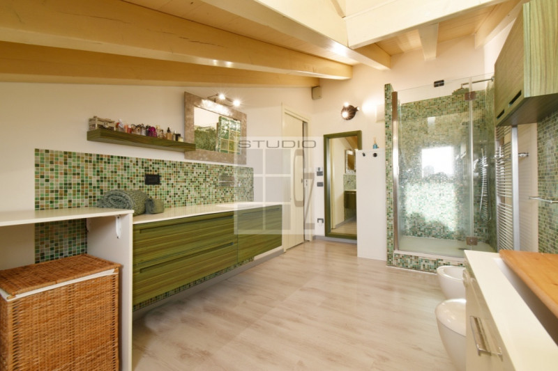 IN CENTRO A LOREGGIA, proponiamo in vendita introvabile appartamento sviluppato su due livelli!
L...