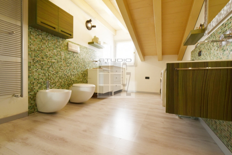 IN CENTRO A LOREGGIA, proponiamo in vendita introvabile appartamento sviluppato su due livelli!
L...