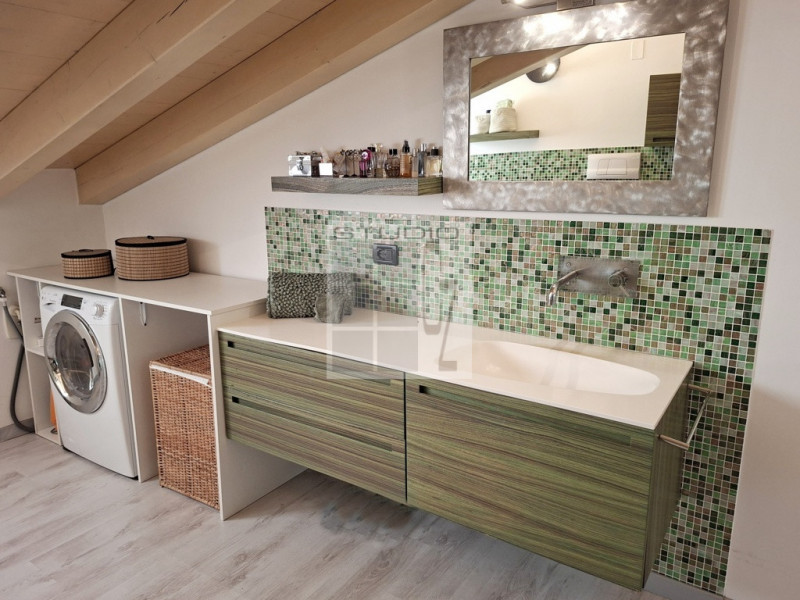 IN CENTRO A LOREGGIA, proponiamo in vendita introvabile appartamento sviluppato su due livelli!
L...