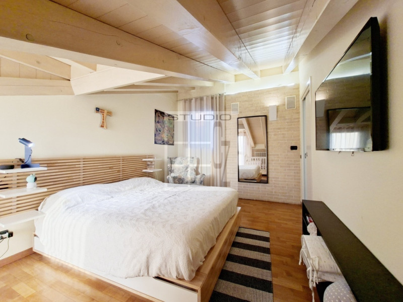 IN CENTRO A LOREGGIA, proponiamo in vendita introvabile appartamento sviluppato su due livelli!
L...