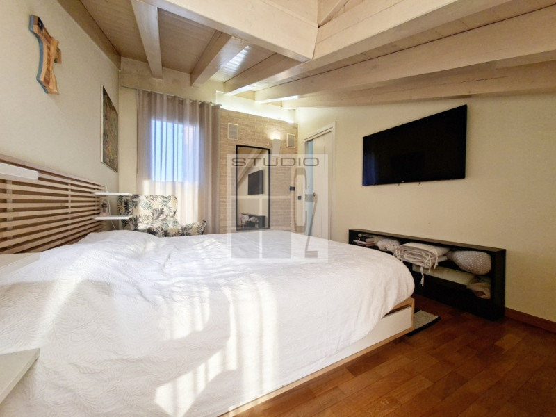 IN CENTRO A LOREGGIA, proponiamo in vendita introvabile appartamento sviluppato su due livelli!
L...