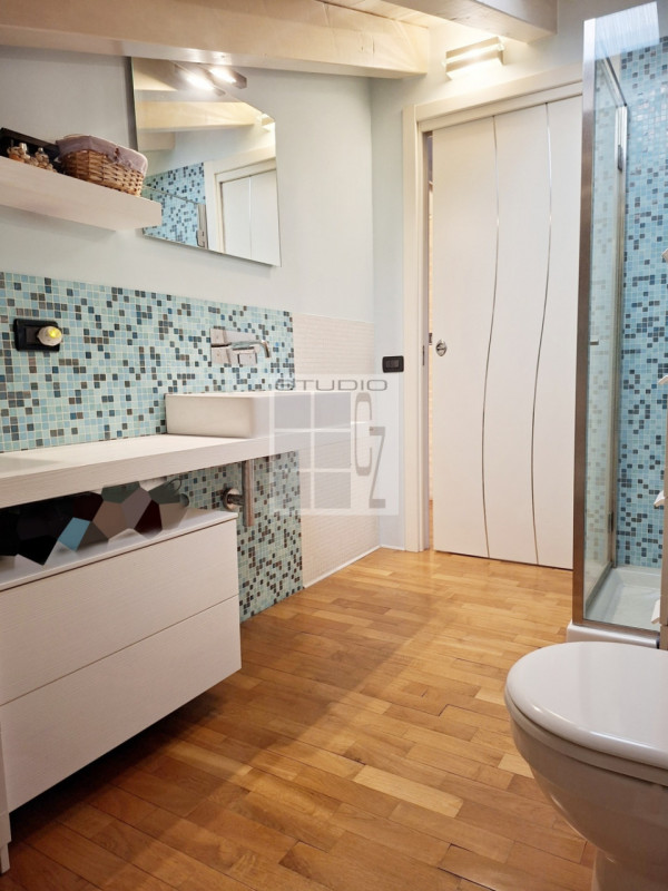 IN CENTRO A LOREGGIA, proponiamo in vendita introvabile appartamento sviluppato su due livelli!
L...