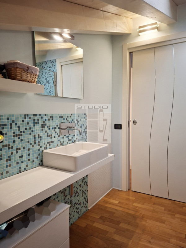 IN CENTRO A LOREGGIA, proponiamo in vendita introvabile appartamento sviluppato su due livelli!
L...