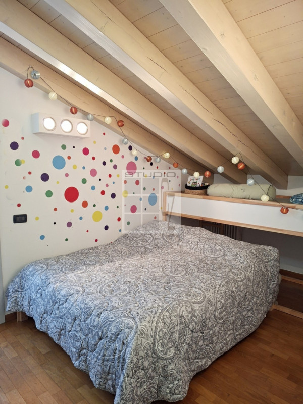 IN CENTRO A LOREGGIA, proponiamo in vendita introvabile appartamento sviluppato su due livelli!
L...