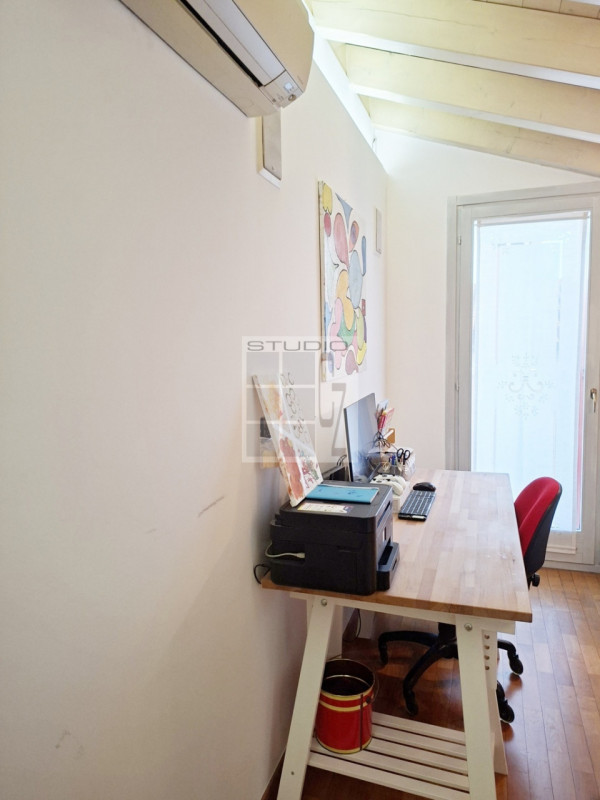 IN CENTRO A LOREGGIA, proponiamo in vendita introvabile appartamento sviluppato su due livelli!
L...