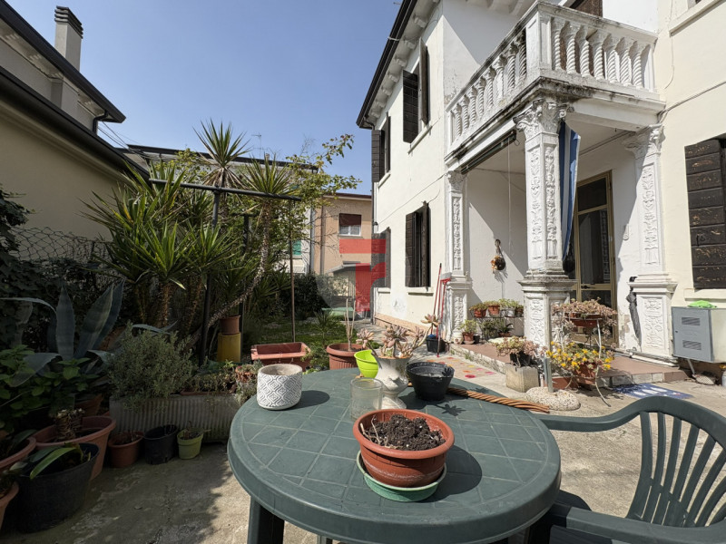 Casa singola degli anni ’30, impreziosita da dettagli architettonici originali che raccontano il ...