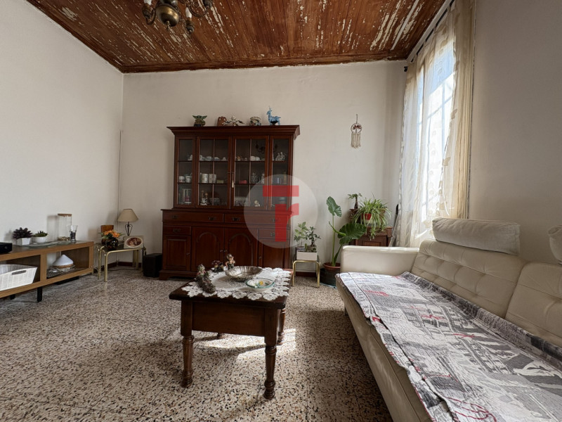 Casa singola degli anni ’30, impreziosita da dettagli architettonici originali che raccontano il ...