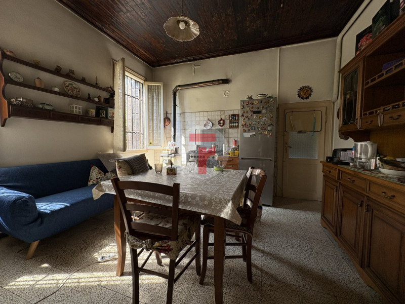 Casa singola degli anni ’30, impreziosita da dettagli architettonici originali che raccontano il ...