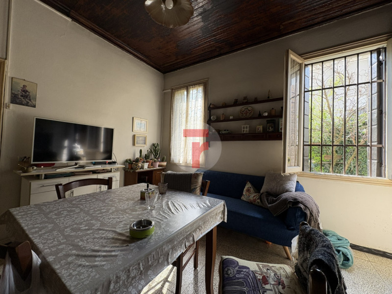 Casa singola degli anni ’30, impreziosita da dettagli architettonici originali che raccontano il ...