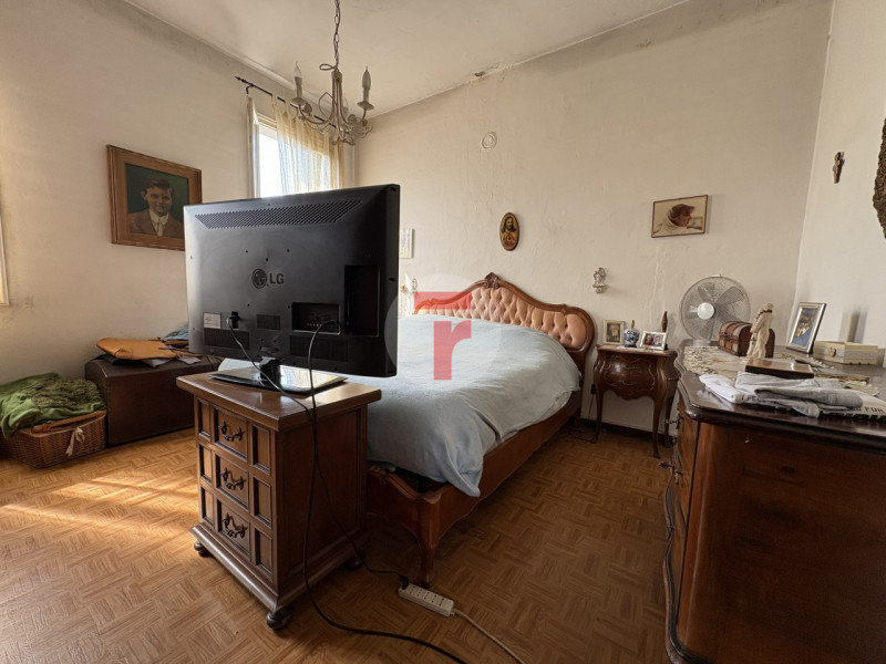 Casa singola degli anni ’30, impreziosita da dettagli architettonici originali che raccontano il ...