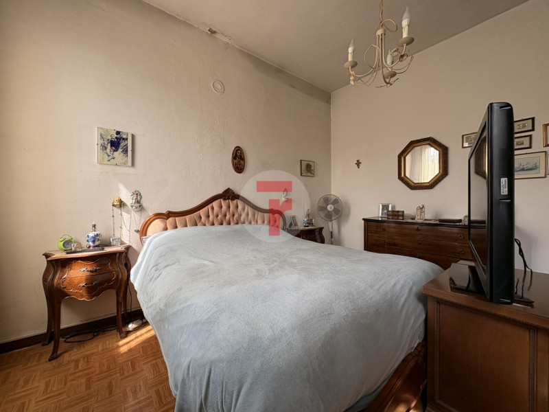 Casa singola degli anni ’30, impreziosita da dettagli architettonici originali che raccontano il ...