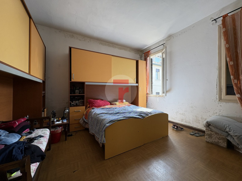 Casa singola degli anni ’30, impreziosita da dettagli architettonici originali che raccontano il ...