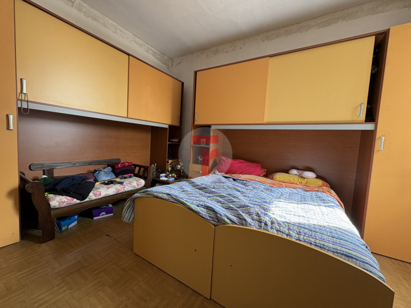 Casa singola degli anni ’30, impreziosita da dettagli architettonici originali che raccontano il ...