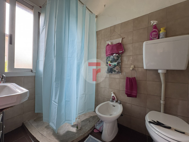 Casa singola degli anni ’30, impreziosita da dettagli architettonici originali che raccontano il ...