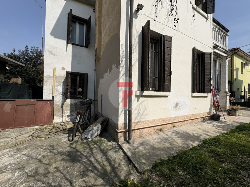 Casa singola degli anni ’30, impreziosita da dettagli architettonici originali che raccontano il ...