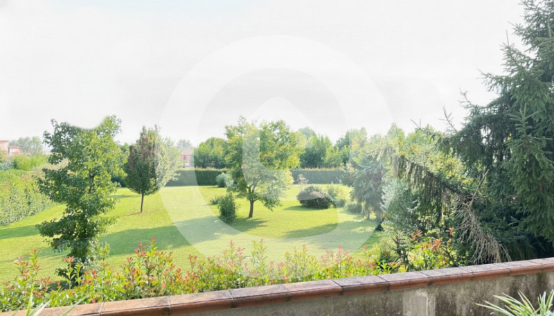 Proponiamo in vendita esclusiva un ampio terreno agricolo di ben 5015 mq situato nella tranquilla...