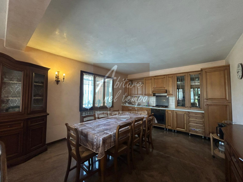 Ampia casa a schiera con spazi generosi e pronta da vivere 

In posizione tranquilla ma comoda a ...