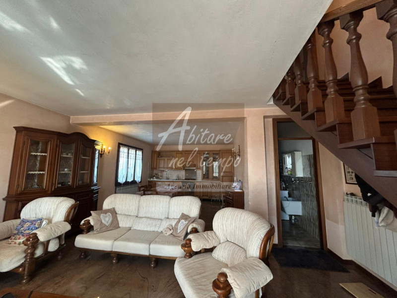 Ampia casa a schiera con spazi generosi e pronta da vivere 

In posizione tranquilla ma comoda a ...