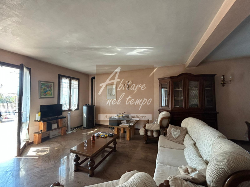 Ampia casa a schiera con spazi generosi e pronta da vivere 

In posizione tranquilla ma comoda a ...