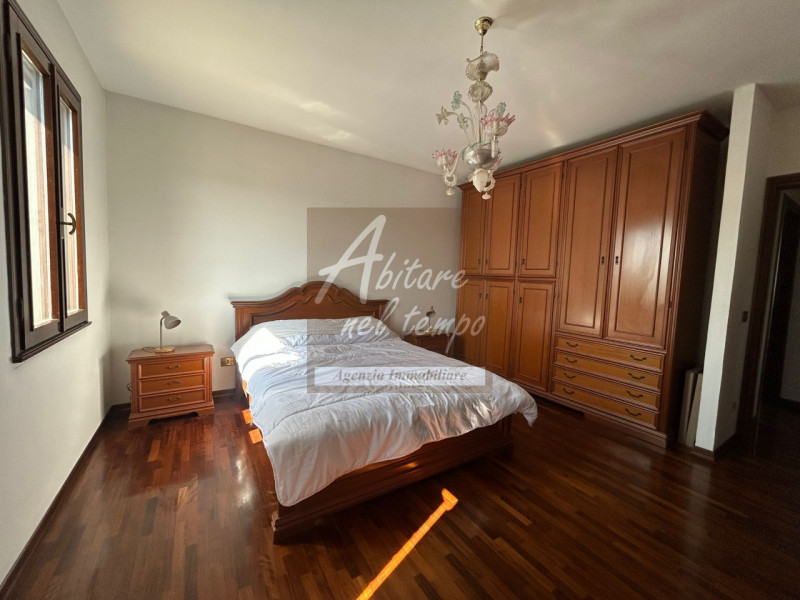 Ampia casa a schiera con spazi generosi e pronta da vivere 

In posizione tranquilla ma comoda a ...