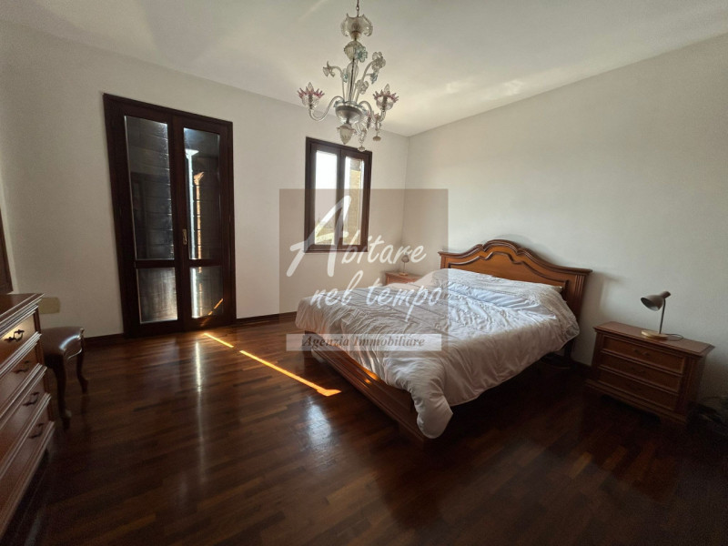 Ampia casa a schiera con spazi generosi e pronta da vivere 

In posizione tranquilla ma comoda a ...