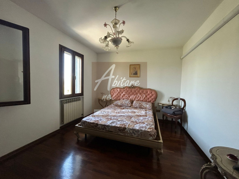 Ampia casa a schiera con spazi generosi e pronta da vivere 

In posizione tranquilla ma comoda a ...