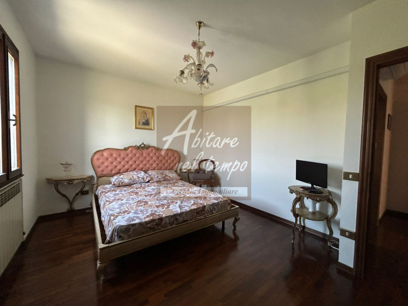 Ampia casa a schiera con spazi generosi e pronta da vivere 

In posizione tranquilla ma comoda a ...