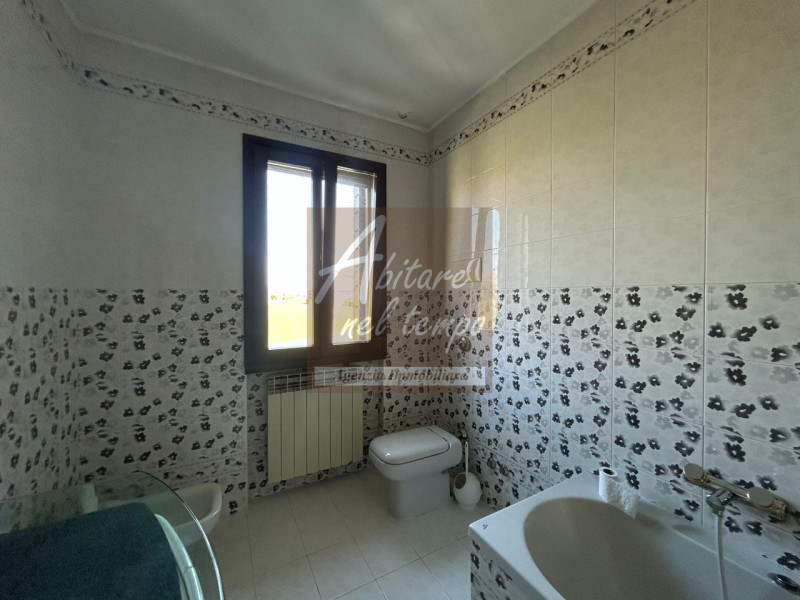 Ampia casa a schiera con spazi generosi e pronta da vivere 

In posizione tranquilla ma comoda a ...