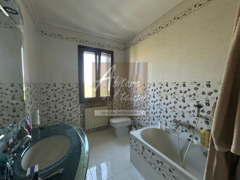 Ampia casa a schiera con spazi generosi e pronta da vivere 

In posizione tranquilla ma comoda a ...