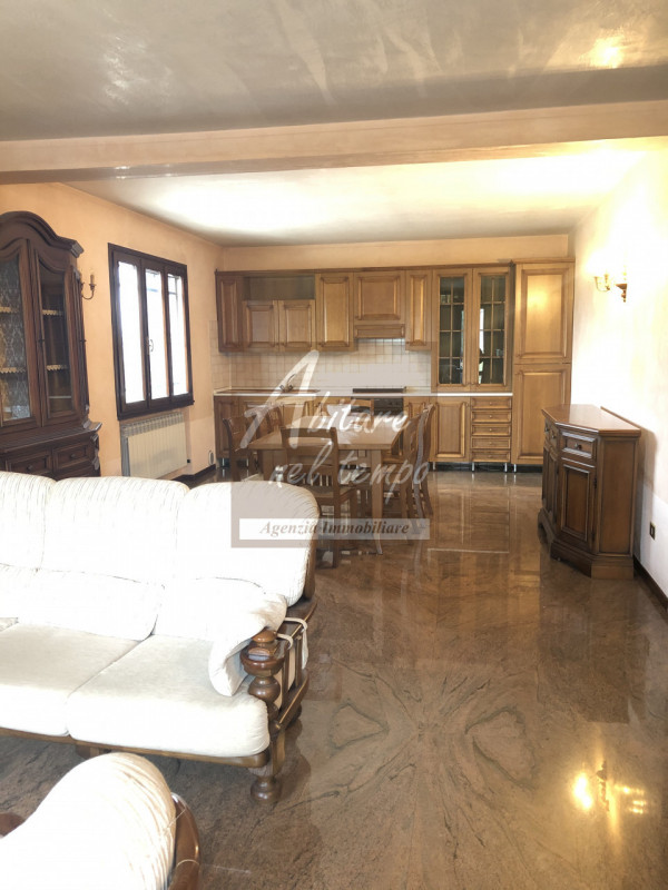 Ampia casa a schiera con spazi generosi e pronta da vivere 

In posizione tranquilla ma comoda a ...