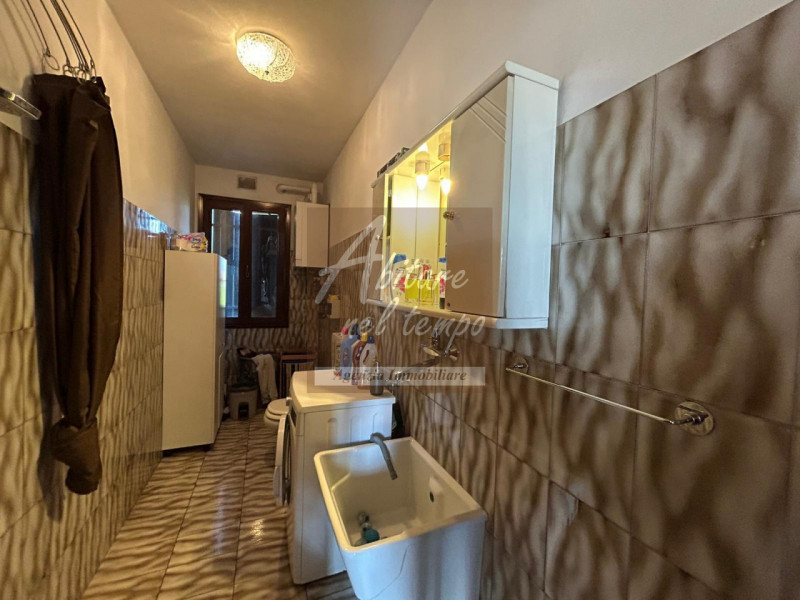 Ampia casa a schiera con spazi generosi e pronta da vivere 

In posizione tranquilla ma comoda a ...