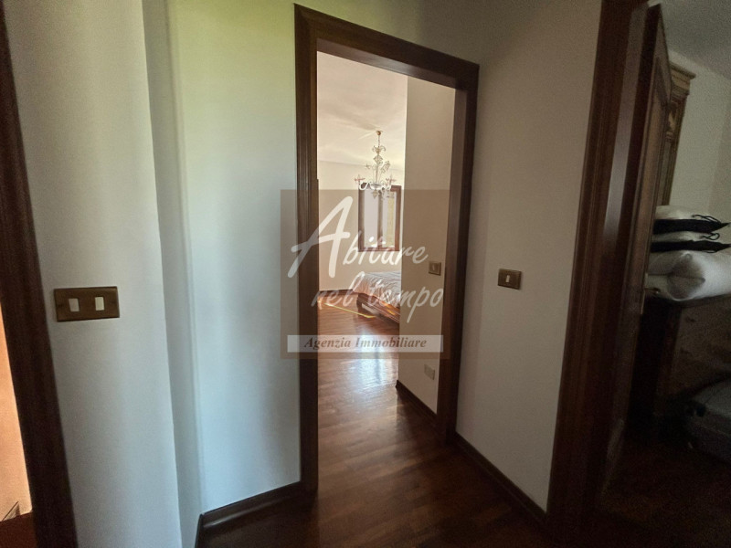 Ampia casa a schiera con spazi generosi e pronta da vivere 

In posizione tranquilla ma comoda a ...