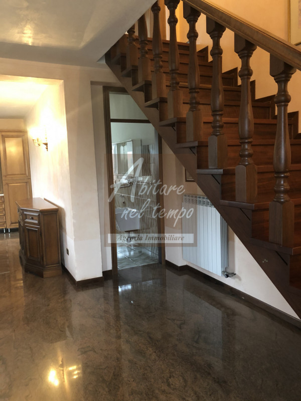 Ampia casa a schiera con spazi generosi e pronta da vivere 

In posizione tranquilla ma comoda a ...