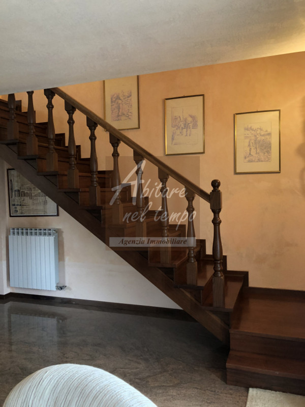 Ampia casa a schiera con spazi generosi e pronta da vivere 

In posizione tranquilla ma comoda a ...