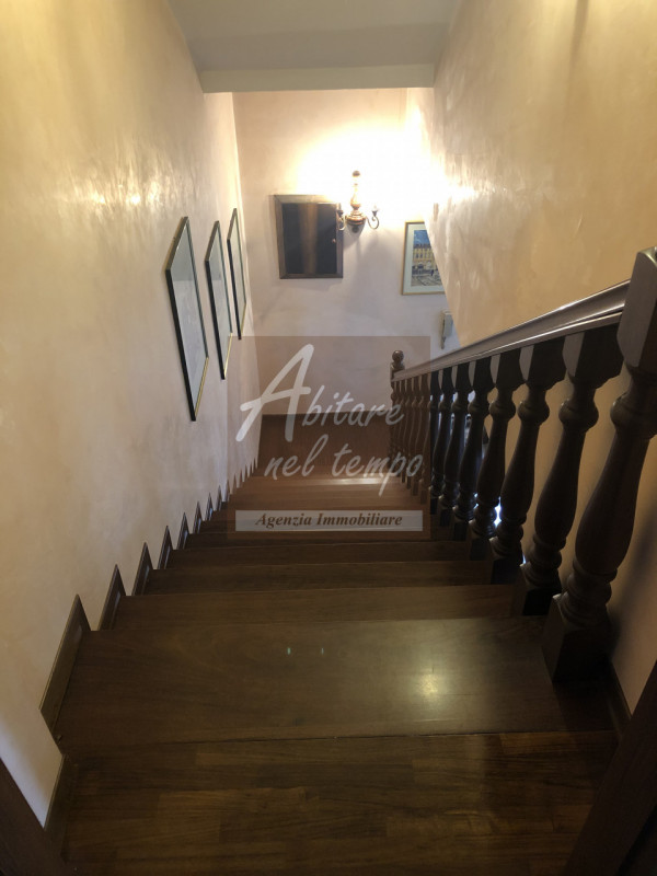 Ampia casa a schiera con spazi generosi e pronta da vivere 

In posizione tranquilla ma comoda a ...