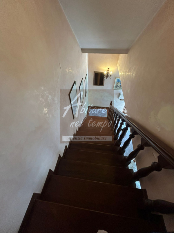 Ampia casa a schiera con spazi generosi e pronta da vivere 

In posizione tranquilla ma comoda a ...