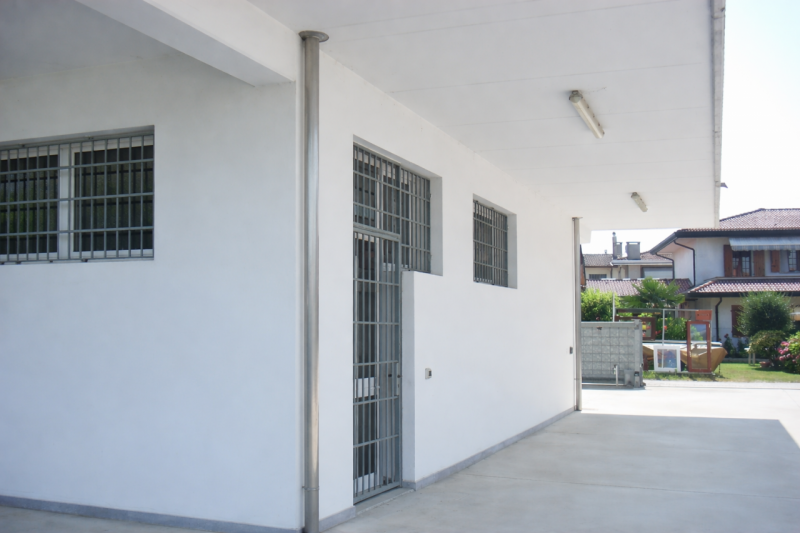 Vendesi a Campolongo Maggiore fabbricato composto da capannone artigianale al piano terra e uffic...