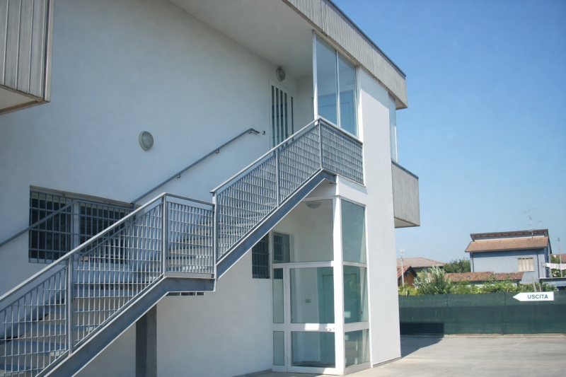 Vendesi a Campolongo Maggiore fabbricato composto da capannone artigianale al piano terra e uffic...